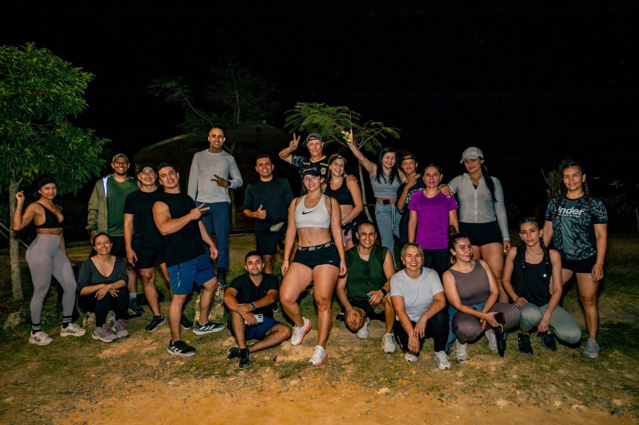 Personas de la comunidad compartiendo al final de una experiencia
